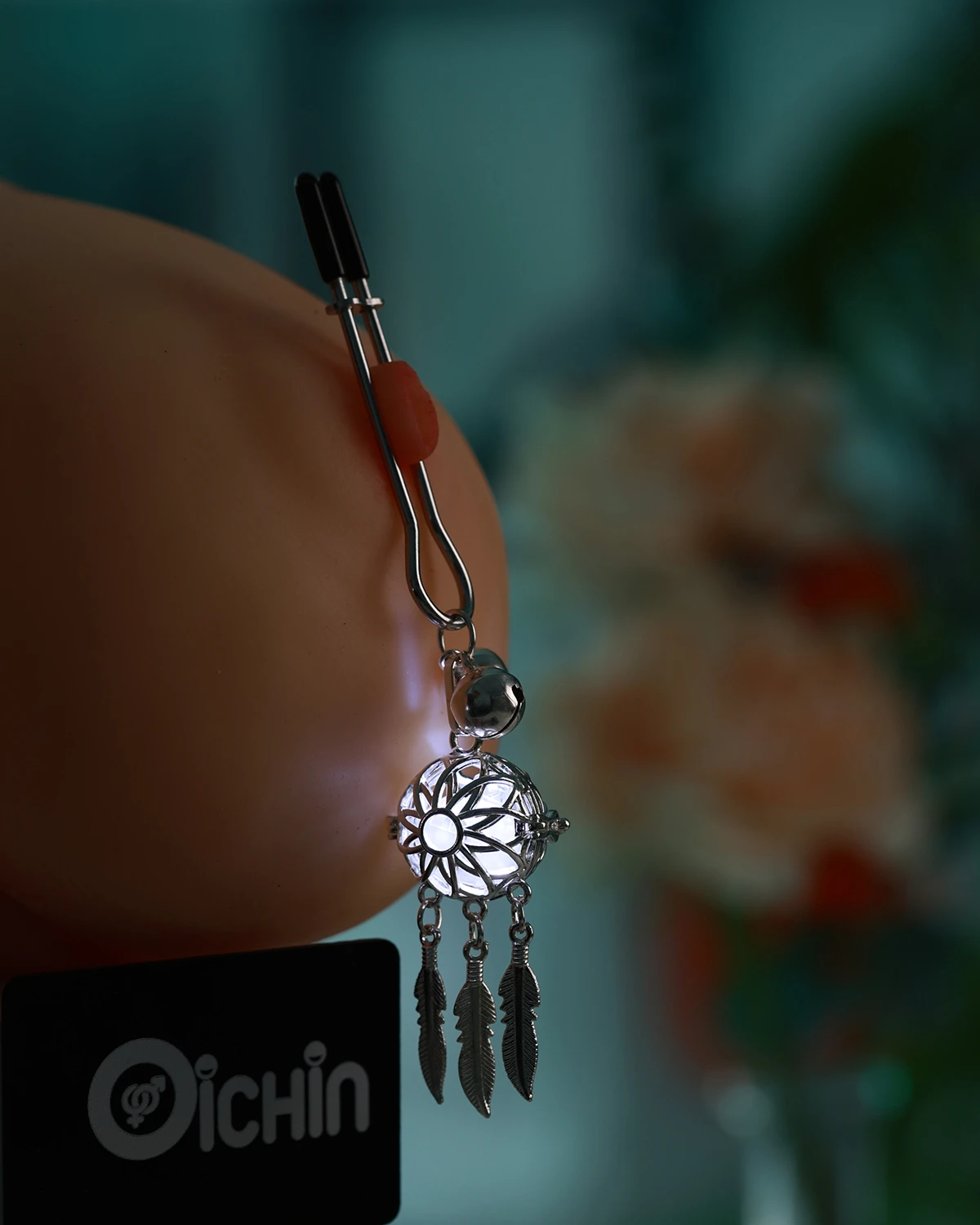 Chisa Senuelo Silver Plume BDSM Set Nipple Clamps Glow — photo 6