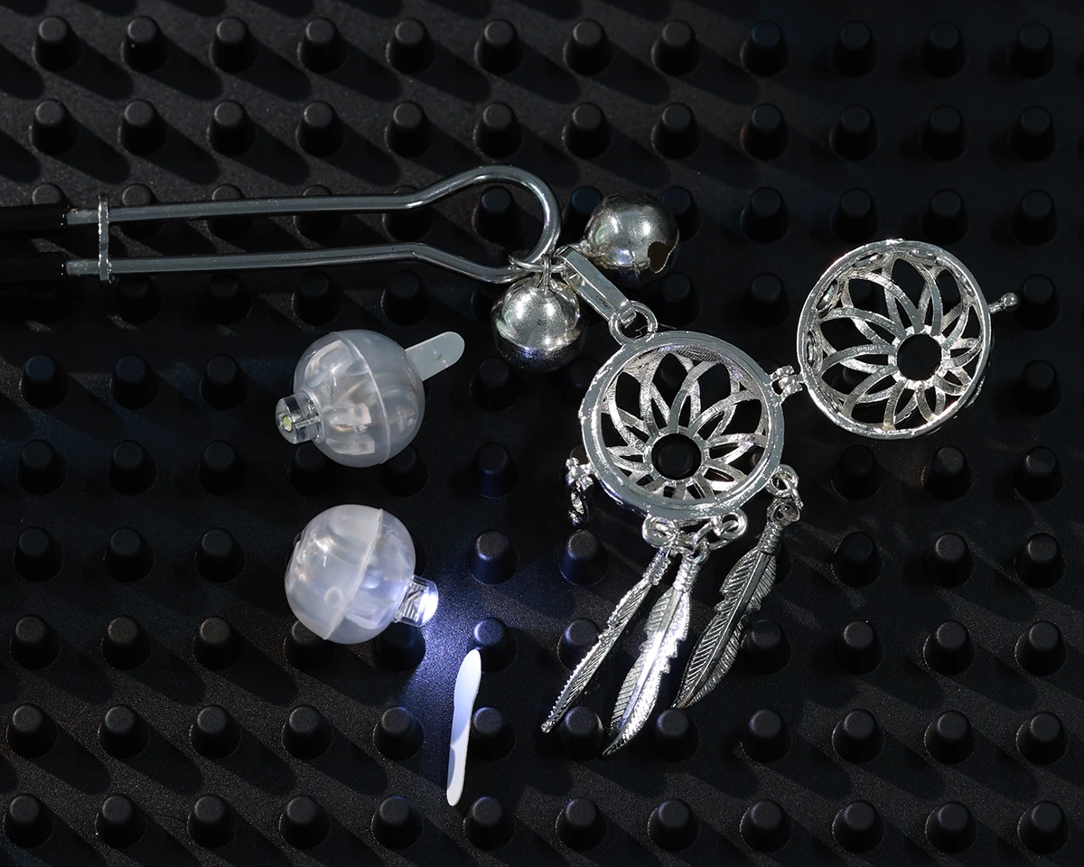 Chisa Senuelo Silver Plume BDSM Set Nipple Clamps Glow — photo 7