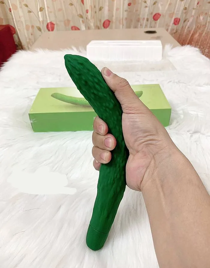Super Strong Vibrating Cucumber Massager for Female G & Clit — photo 2